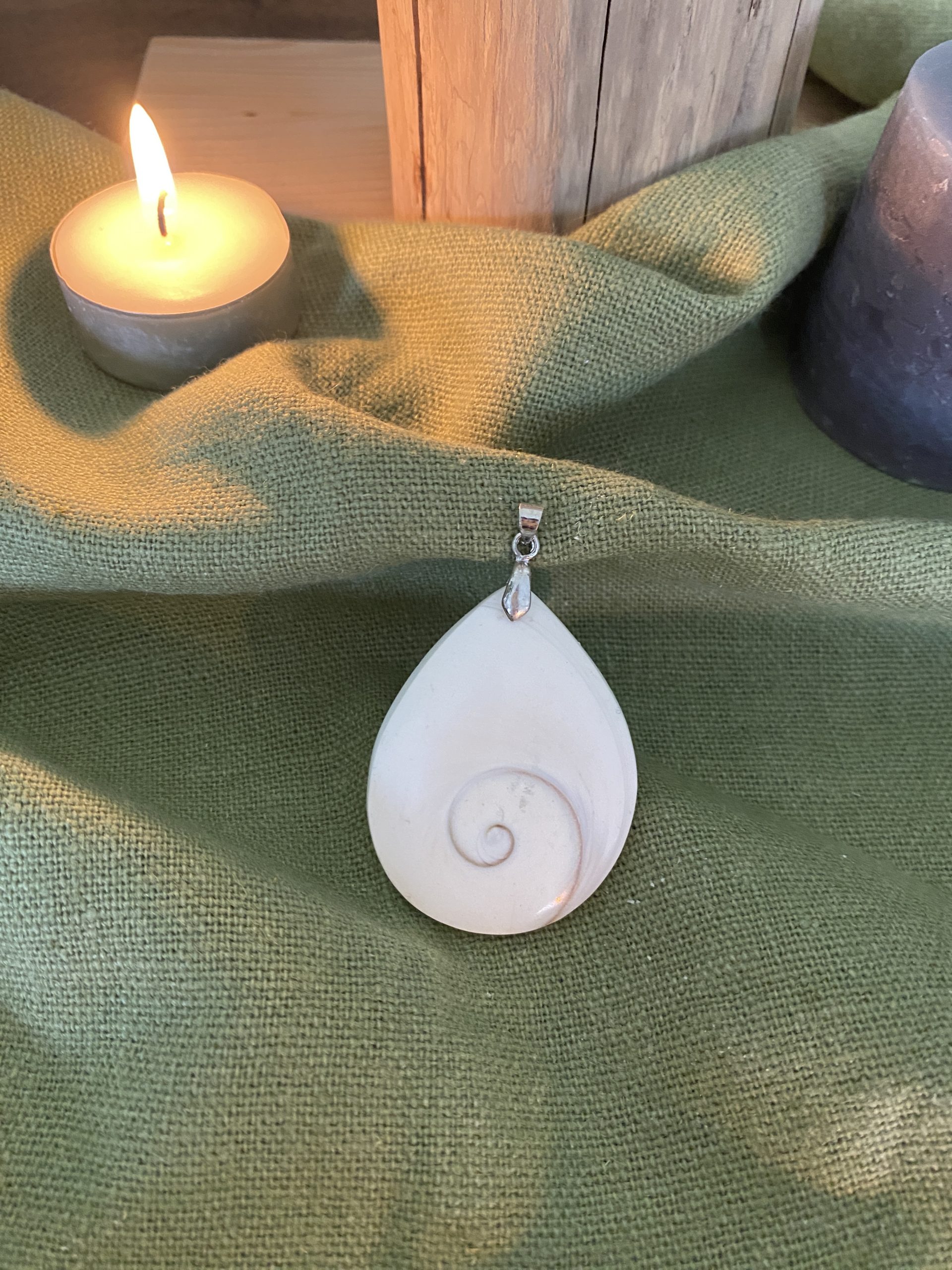 Gomati Chakra Naturelle – Pierre de Protection et d’Abondance Spirituelle | Plume Étoilée – Image 9