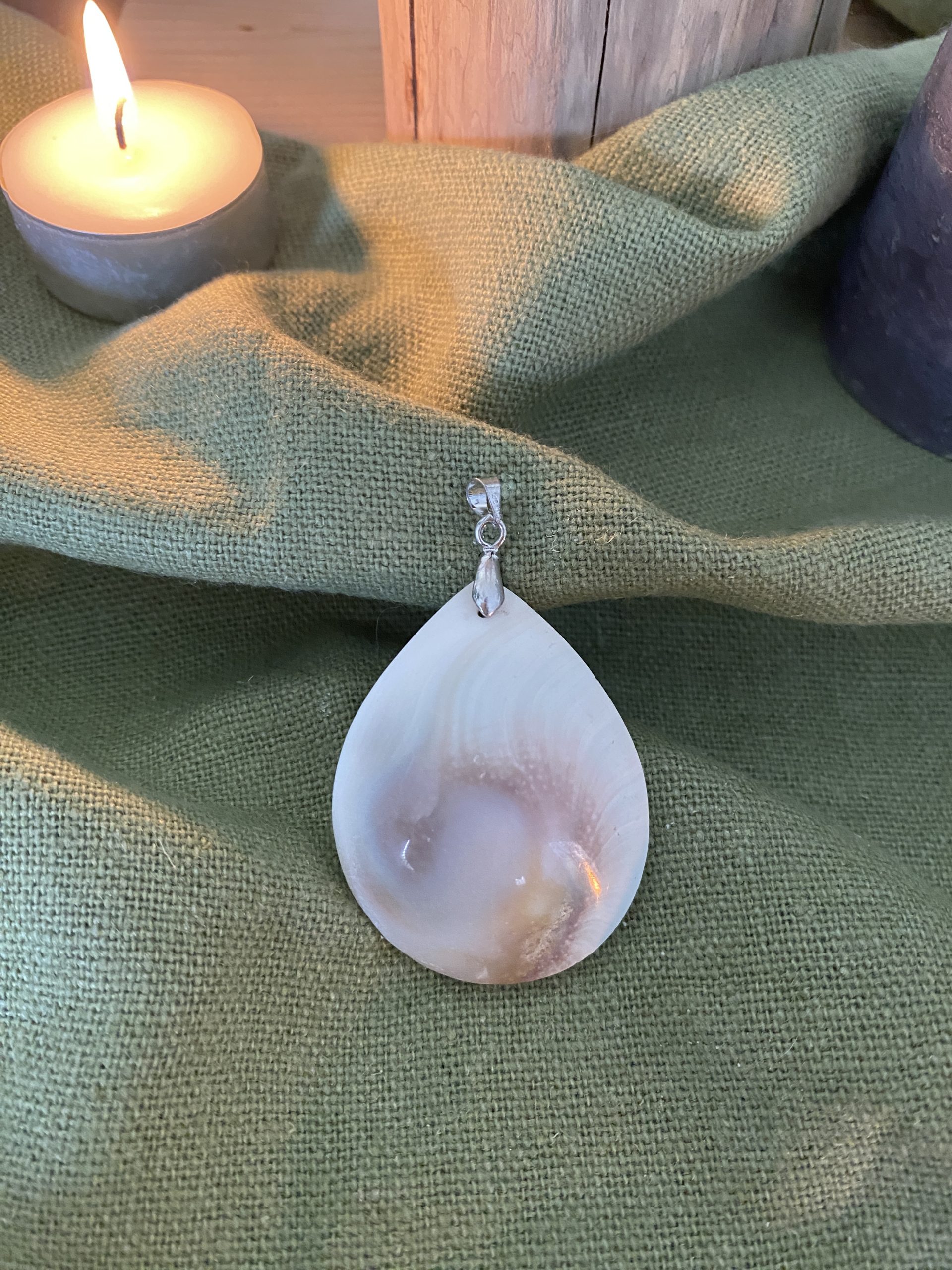 Gomati Chakra Naturelle – Pierre de Protection et d’Abondance Spirituelle | Plume Étoilée – Image 8