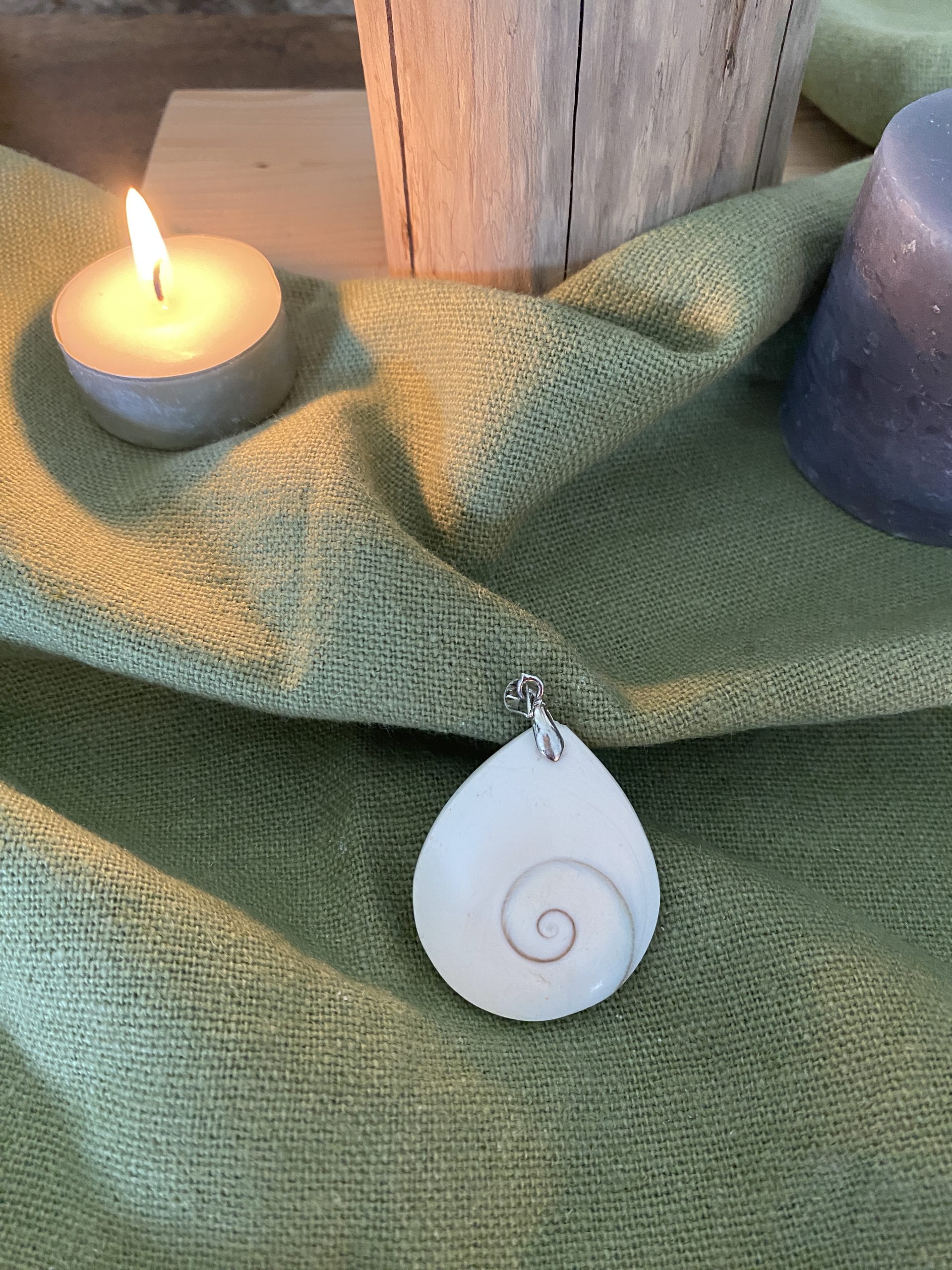 Gomati Chakra Naturelle – Pierre de Protection et d’Abondance Spirituelle | Plume Étoilée – Image 6