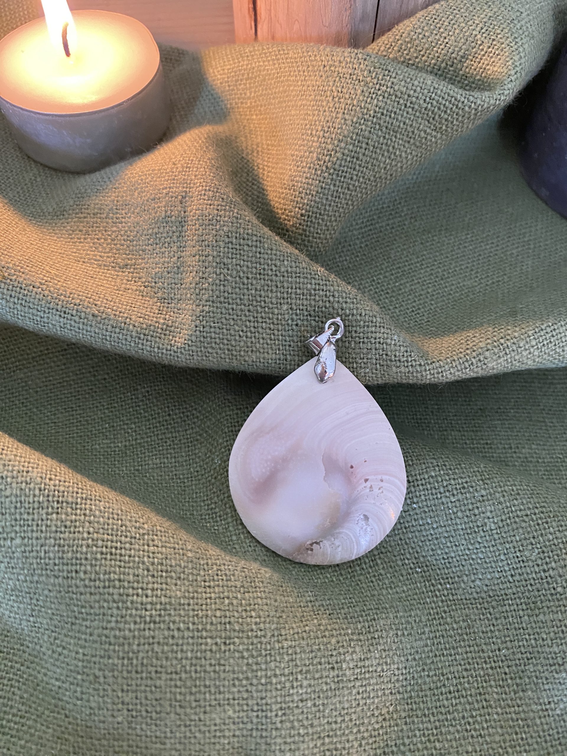 Gomati Chakra Naturelle – Pierre de Protection et d’Abondance Spirituelle | Plume Étoilée – Image 7