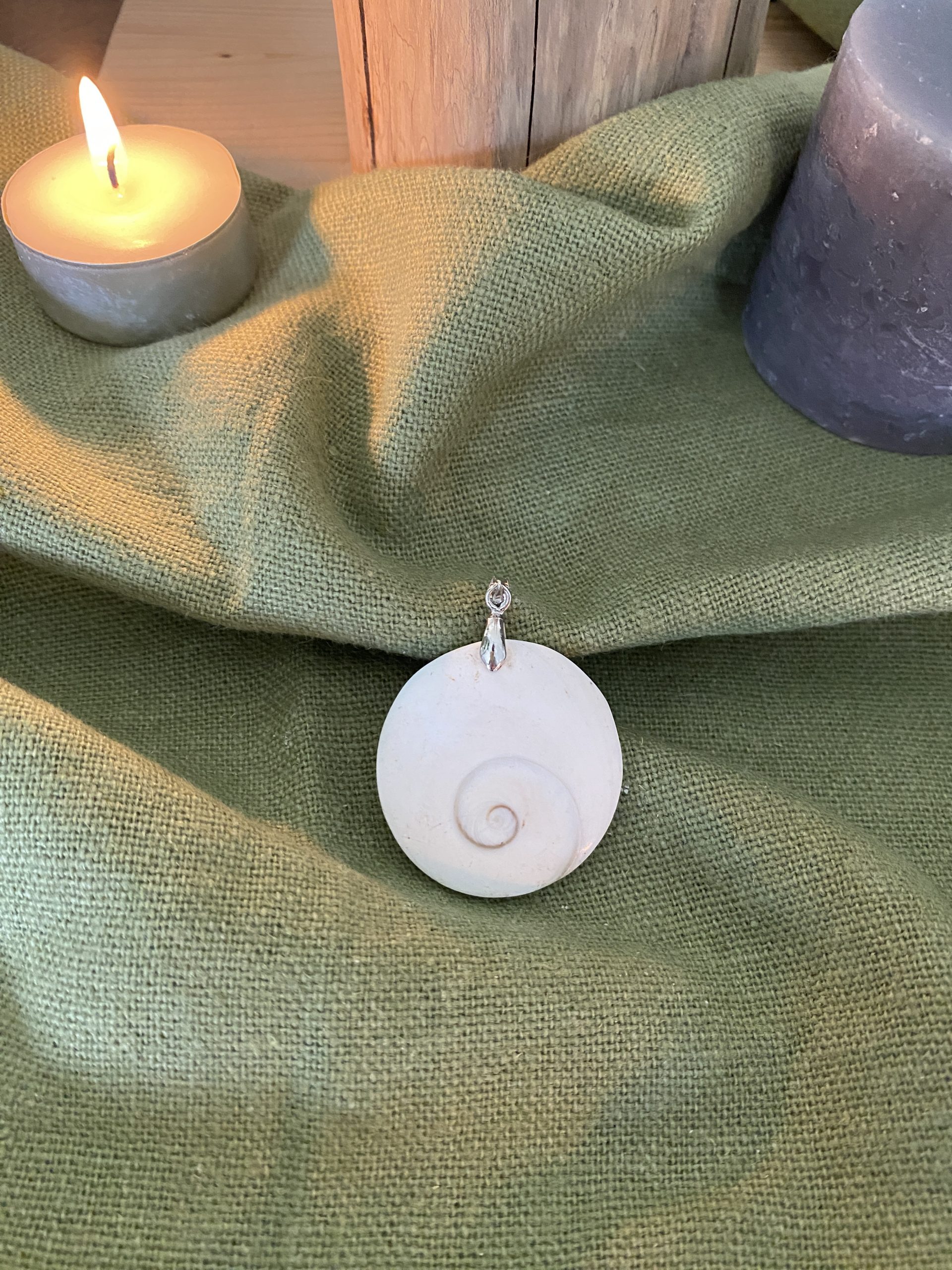 Gomati Chakra Naturelle – Pierre de Protection et d’Abondance Spirituelle | Plume Étoilée – Image 4
