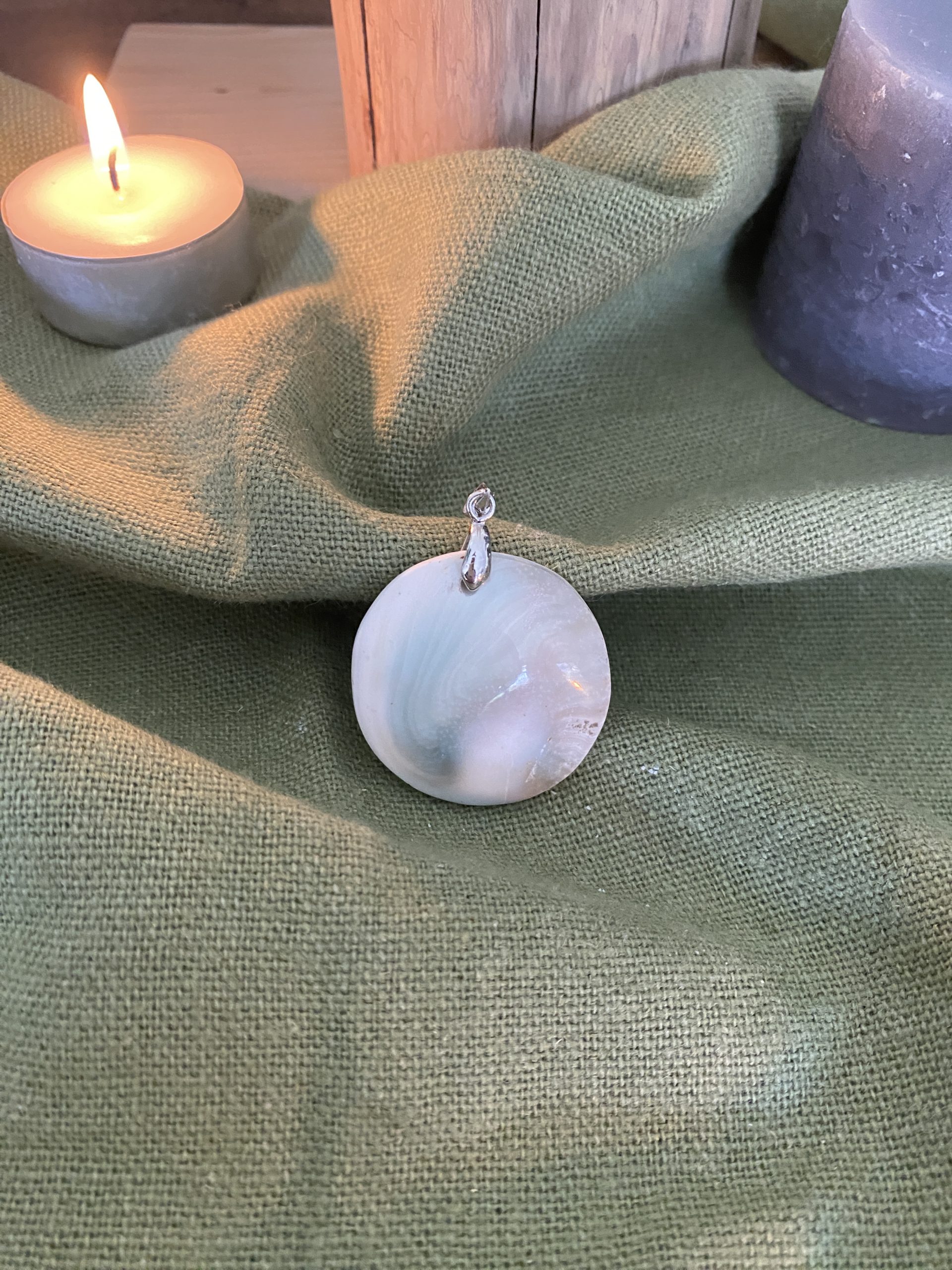 Gomati Chakra Naturelle – Pierre de Protection et d’Abondance Spirituelle | Plume Étoilée – Image 5