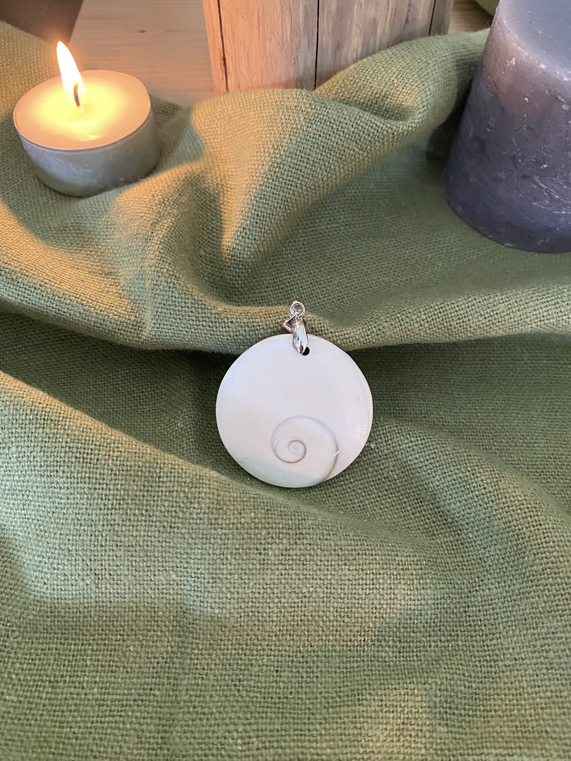 Gomati Chakra Naturelle – Pierre de Protection et d’Abondance Spirituelle | Plume Étoilée