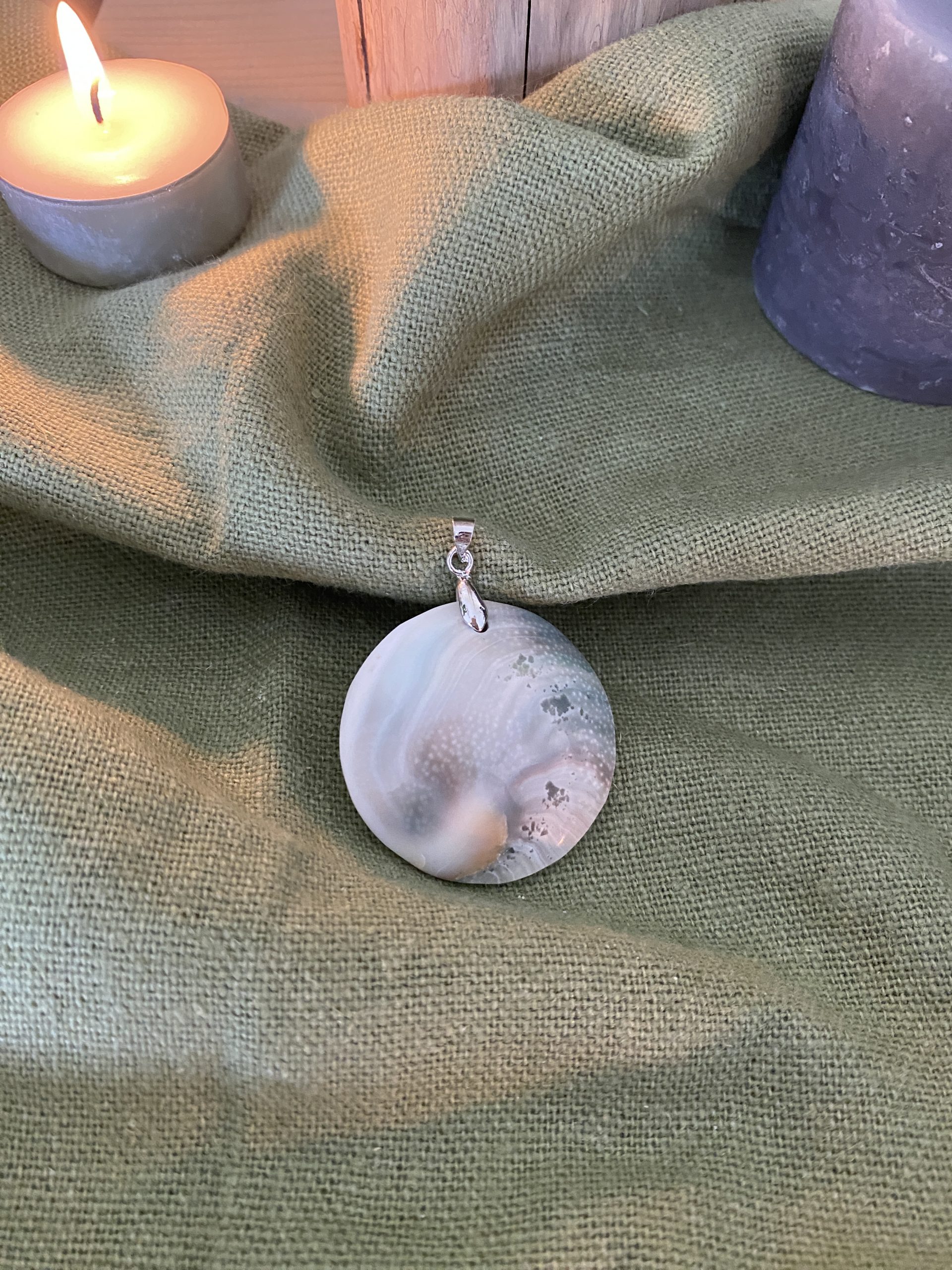 Gomati Chakra Naturelle – Pierre de Protection et d’Abondance Spirituelle | Plume Étoilée – Image 3