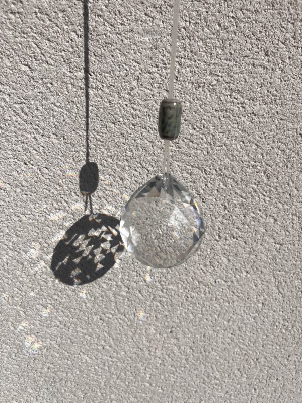 Boule Facettée en Cristal de Roche – Équilibrez l’Énergie de Votre Intérieur avec le Feng Shui – Image 3