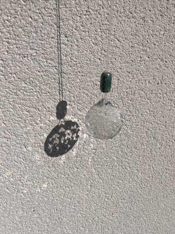 Boule Facettée en Cristal de Roche – Équilibrez l’Énergie de Votre Intérieur avec le Feng Shui – Image 4