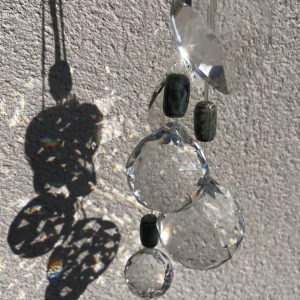 Boule Facettée en Cristal de Roche – Équilibrez l’Énergie de Votre Intérieur avec le Feng Shui