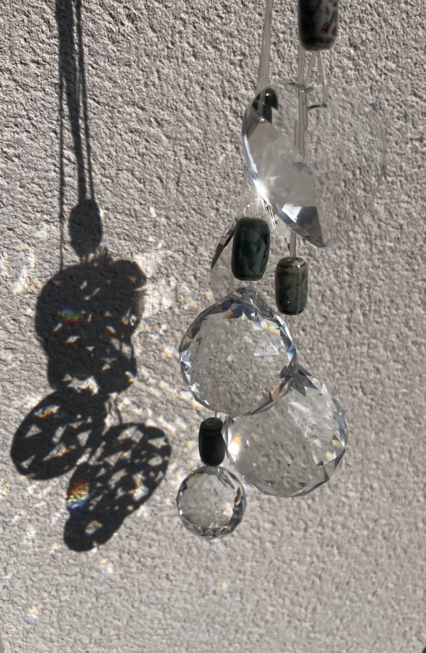 Boule Facettée en Cristal de Roche – Équilibrez l’Énergie de Votre Intérieur avec le Feng Shui