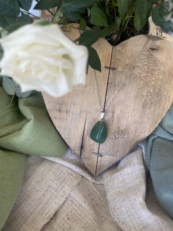 Pendentifs en pierre naturelle – Élégance et énergie à fleur de peau – Image 4