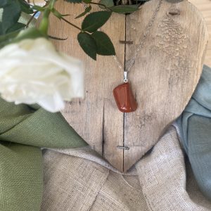 Pendentifs en pierre naturelle – Élégance et énergie à fleur de peau