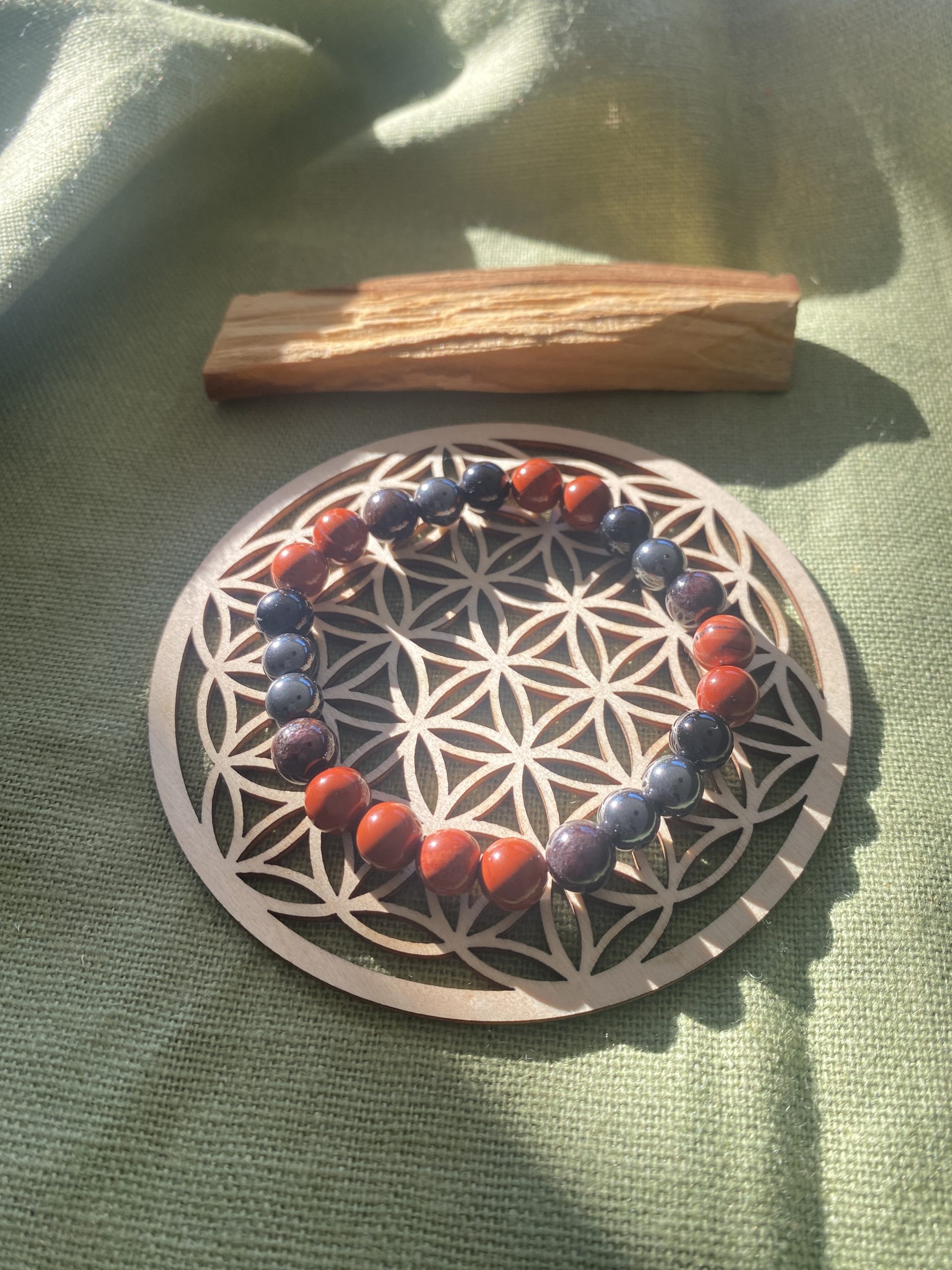 Bracelet Chakra Racine – Pierres Naturelles pour Ancrage et Bien-Être”.