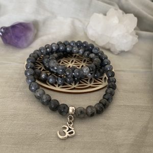 Mala en Larvikite – Pierre d’ancrage et de protection pour un esprit clair