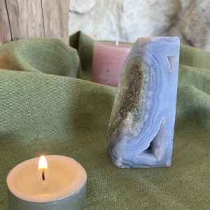 Cristaux de Calcédoine Bleue Taillés – Pierres Cristallisées Apaisantes