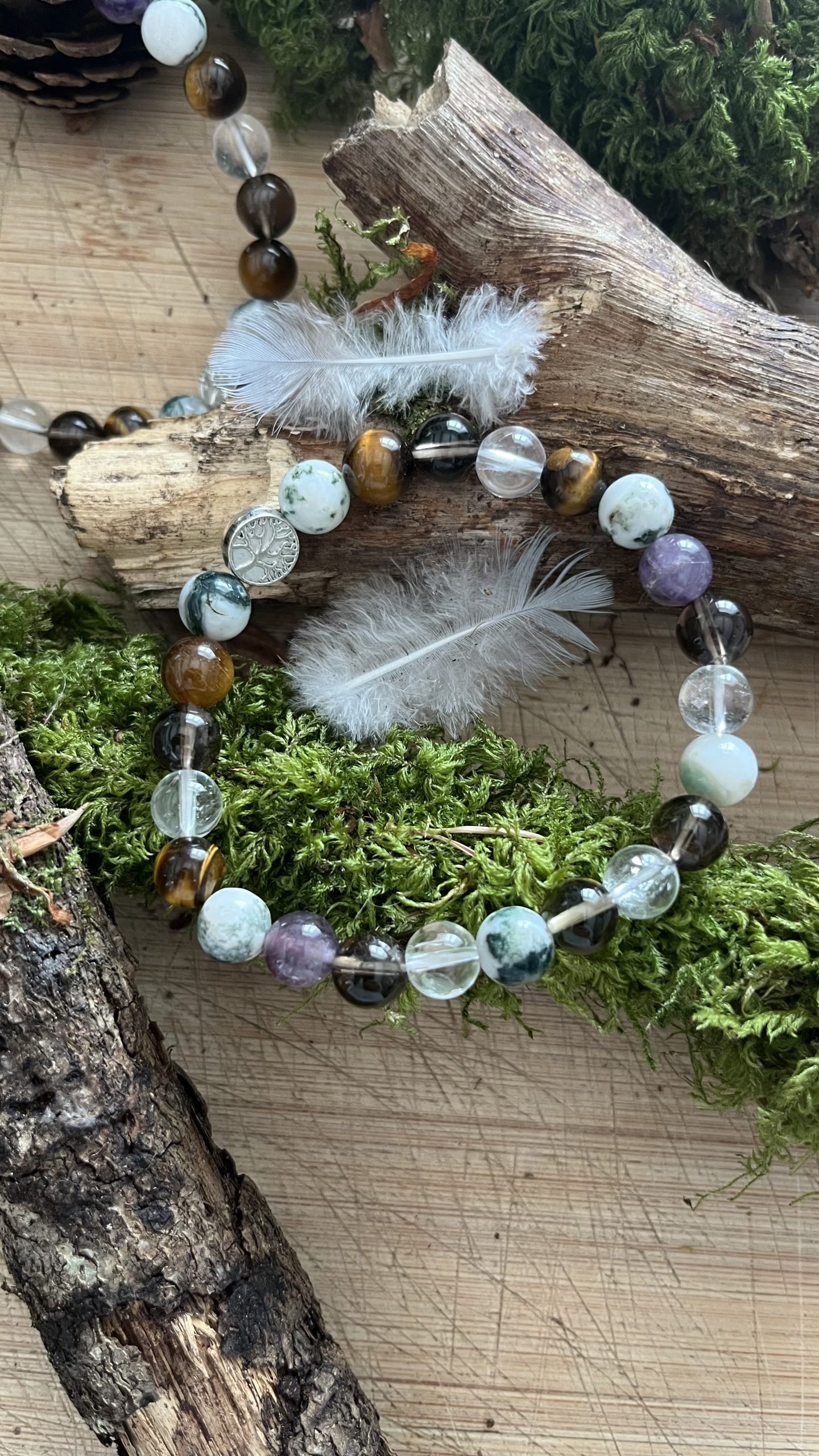 Bracelet en pierre naturelle : Le Cœur de la Forêt Là où la nature murmure ses plus anciens secrets.