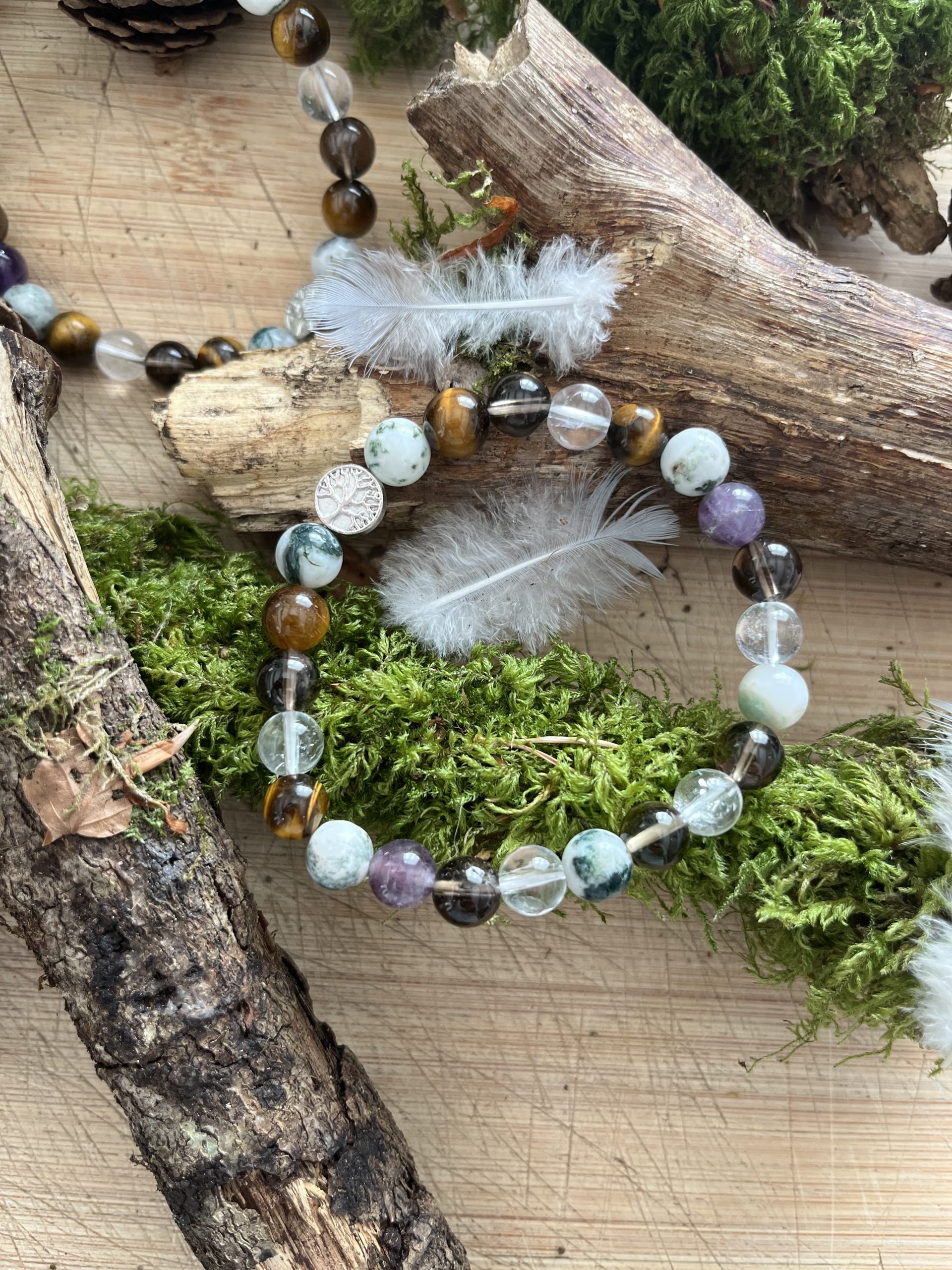 Bracelet en pierre naturelle : Le Cœur de la Forêt Là où la nature murmure ses plus anciens secrets. – Image 3